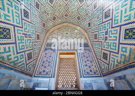 SAMARCANDA, UZBEKISTAN - 28 AGOSTO 2016: Dettaglio di mosaico di piastrelle ceramiche nella Ulugo Beg Madrasah a Samarcanda, Uzbekistan Foto Stock