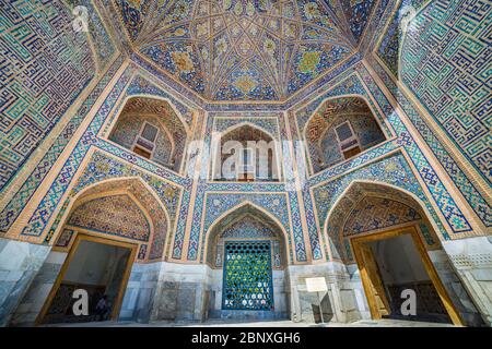 SAMARCANDA, UZBEKISTAN - 28 AGOSTO 2016: Dettaglio di mosaico in Tilya Kori Madrasah a Samarcanda, Uzbekistan Foto Stock