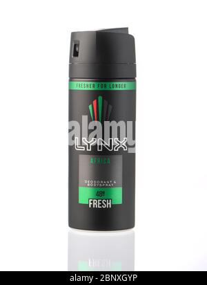 Una lattina di Africa Lynx deodorante bodyspray fotografato in studio isolato contro uno sfondo bianco con riflessione. Foto Stock