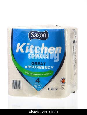 Saxon Kitchen Towels bulk 4 confezioni extra strong rotoli isolati su sfondo bianco dal supermercato Aldis. Foto Stock