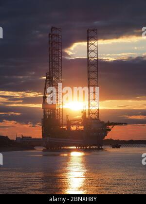 Sheerness, Kent, Regno Unito. 16 maggio 2020. Il sole tramonta dietro l'enorme carro di perforazione "Prospector 1" gestito da Borr Drilling, che è stato posato oggi al porto di Sheerness a Kent per 6 mesi, poiché l'industria offshore affronta tempi difficili a causa del coronavirus. Credit: James Bell/Alamy Live News Foto Stock