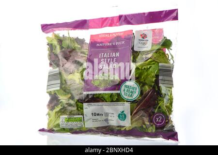 Insalata italiana in sacchetto di plastica sigillato lavato e pronto a mangiare isolato su fondo bianco. Foto Stock