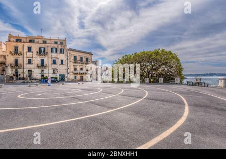 Siracusa Sicilia, la spirale archimedina disegnata nella piazza della fontana Aretusa di Ortigia. Foto Stock