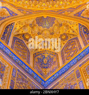 SAMARCANDA, UZBEKISTAN - 28 AGOSTO 2016: Dettaglio del mosaico d'oro in Tilya Kori Madrasah a Samarcanda, Uzbekistan Foto Stock