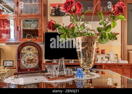 Riflessioni nel soggiorno di una casa calda Foto Stock