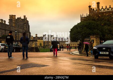 Turisti che visitano il Castello di Windsor. Windsor, Berkshire, Inghilterra, Regno Unito Foto Stock