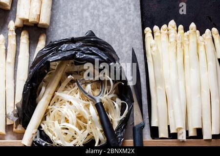 Fascio di asparagi bianchi, crudi Foto Stock