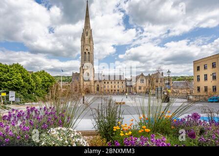 Chiesa di San Giovanni Evangelista con fiori in primo piano in un centro città desertato a causa del blocco di Coronavirus a Bath, Somerset, Regno Unito, il 16 maggio 2 Foto Stock