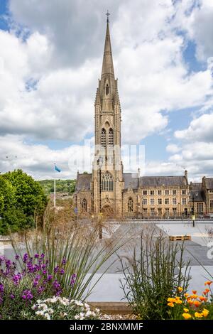 Chiesa di San Giovanni Evangelista con fiori in primo piano in un centro città desertato a causa del blocco di Coronavirus a Bath, Somerset, Regno Unito, il 16 maggio 2 Foto Stock