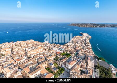 Siracusa Sicilia, grande piazza e Fonte Aretusa in Ortigia, vista aerea Foto Stock