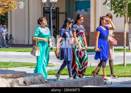 SAMARCANDA, UZBEKISTAN - 30 AGOSTO 2016: La gente cammina a Samarcanda, Uzbekistan Foto Stock