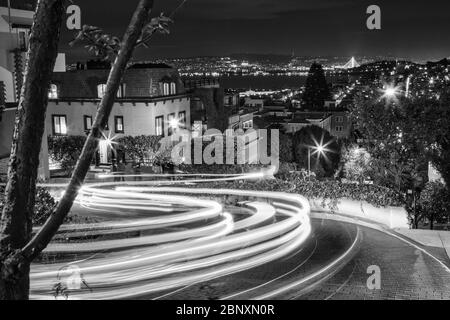 Lombard Street a San Francisco, California. Foto notturna in bianco e nero con percorsi di luce per auto. Foto Stock