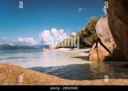La Digue, Seychelles, Anse Source d'Argent spiaggia in mattina calda luce. Famosa destinazione turistica di lusso Foto Stock