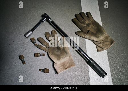 Pfaffenhofen, Germania, 16 maggio 2020. Sostituzione degli pneumatici. Foto d'archivio © Peter Schatz / Alamy Foto Stock