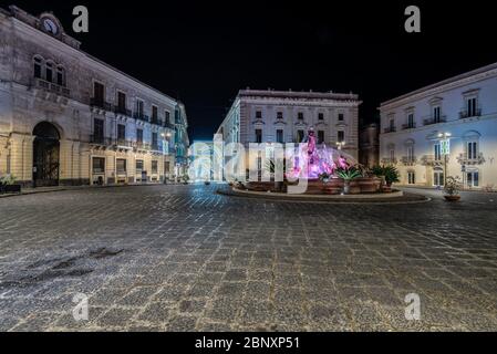 Siracusa Sicilia/Italia - Dicembre 28 2019: Fontana di Artemis in Piazza Archimede. - immagine Foto Stock