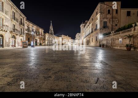 Siracusa Sicilia/Italia - 28 2019 dicembre: Piazza della Cattedrale nella notte di Natale. Foto Stock