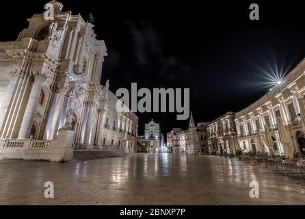 Siracusa Sicilia/Italia - 28 2019 dicembre: Piazza della Cattedrale nella notte di Natale. Foto Stock