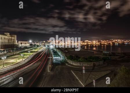 Vista notturna della città di Siracusa Sicilia. Foto Stock