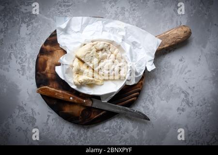 Pezzi di freschezza bree chesse sul pannello di legno Foto Stock