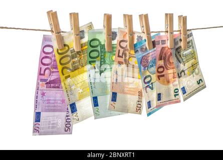 Sfondo di denaro. Le banconote in euro appendere una corda con perni di vestiti Foto Stock