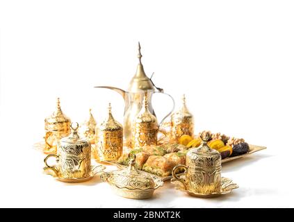 Tazze da tè al caffè, cibo dolce, delizia e decorazione dorata. Ospitalità orientale Foto Stock