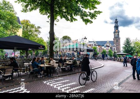 Amsterdam, Paesi Bassi - 8 settembre 2018: Vista del campanile della chiesa Westerkerk (occidentale) con persone intorno situato nel centro di AMST Foto Stock