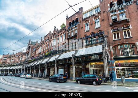 Amsterdam, Paesi Bassi - 8 settembre 2018: Strada dello shopping con gente intorno nella città vecchia di Amsterdam, Paesi Bassi Foto Stock