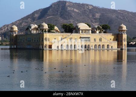 JAL Mahal palazzo nel mezzo del lago vicino Jaipur, India. Foto Stock