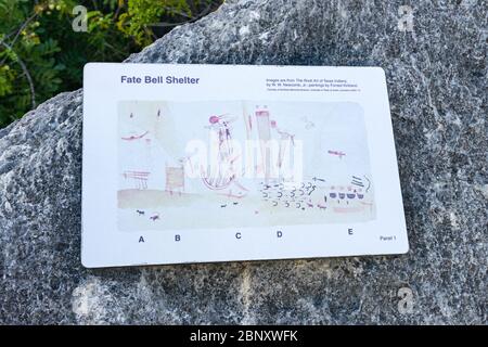 Piatto guida che mostra i vari pittogrammi navajo Wall Art sulle pareti del canyon del Fate Bell Shelter a Seminole Canyon, Texas Foto Stock