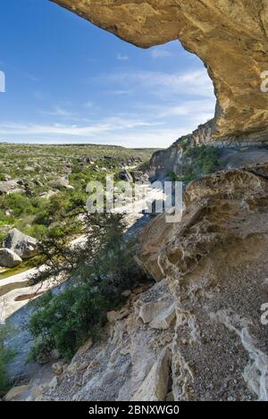 Vista dal canyon di rifugio fate Bell del fiume stagionale e arido paesaggio di Seminole Canyon, Texas, Stati Uniti Foto Stock