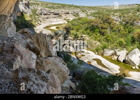 Vista dal canyon di rifugio fate Bell del fiume stagionale e arido paesaggio di Seminole Canyon, Texas, Stati Uniti Foto Stock