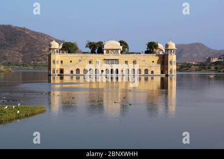 JAL Mahal palazzo nel mezzo del lago vicino Jaipur, India. Foto Stock