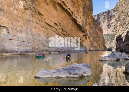 I turisti che praticano rafting su zattere o canoe sul Rio Grande attraverso il canyon di Santa Elena, il Big Bend National Park, Texas Foto Stock