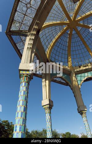 In Caltagirone cupola di vetro in stile moresco padiglione in giardino pubblico, Sicilia Foto Stock