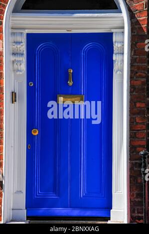 Le colorate porte decorano gli edifici della città di Dublino Foto Stock