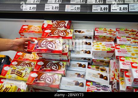 Congelato Schwarzwalder Kirsch in un negozio Foto Stock