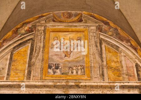 Dipinto sbiadito su un'alcova a Roma nella Basilica quattro Coronati Foto Stock