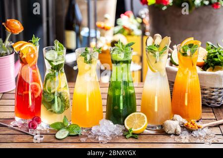 Frutta e verdura, succo, frullato. Bevande estive. Arancio, cetriolo, limone, zenzero, menta Foto Stock