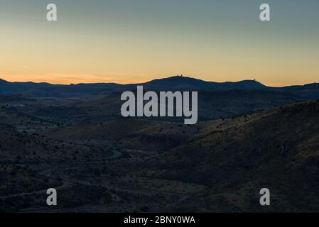 Vista sulle colline ondulate del Davis Mountains state Park e dell'osservatorio McDonald al tramonto, Texas occidentale, USA