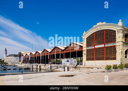 Valencia, Spagna: 14 giugno 2015 - i turisti passeggiano nella zona di la Marina de València, Spagna Foto Stock