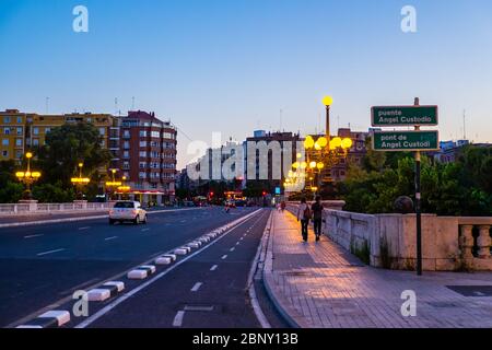Valencia, Spagna: 14 giugno 2015 - passeggiata su uno dei grandi ponti di Valencia al tramonto Foto Stock