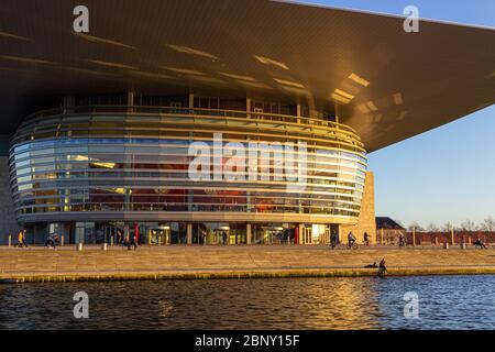 Luce serale sul Teatro reale dell'Opera Danese, Copenhagen Foto Stock