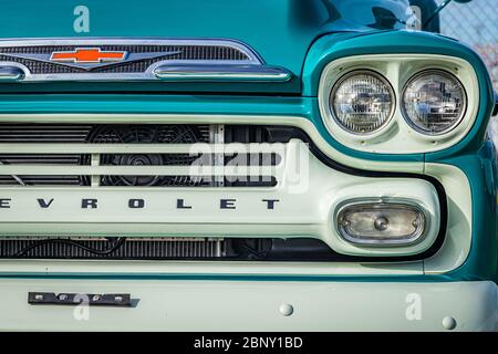 Daytona Beach, FL / USA- 24 novembre 2018: Verde 1959 Chevrolet Apache pick Truck alla Daytona autunno 2018 corsa Turchia. Foto Stock