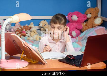 Studia a casa davanti al computer portatile Foto Stock