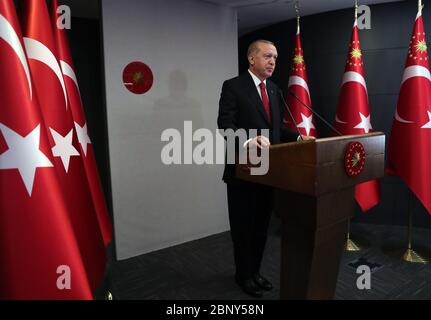 Istanbul. 16 maggio 2020. Il presidente turco Recep Tayyip Erdogan partecipa alla cerimonia di installazione dell'ultimo blocco di acciaio di 318 metri di torri del ponte Canakkale 1915 attraverso la videoconferenza a Istanbul, Turchia, il 16 maggio 2020. La costruzione di un ponte che collegherà l'Asia e l'Europa nella Turchia nordoccidentale ha fatto avanzare ad una prossima fase sabato con il completamento delle sue torri. Credit: Xinhua/Alamy Live News Foto Stock