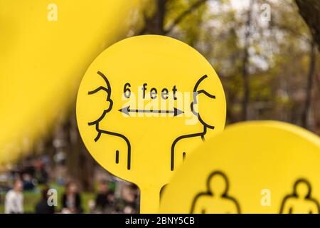 Coronavirus Covid-19 segno sociale di allontanamento che avverte la gente di rimanere sei piedi di distanza Foto Stock