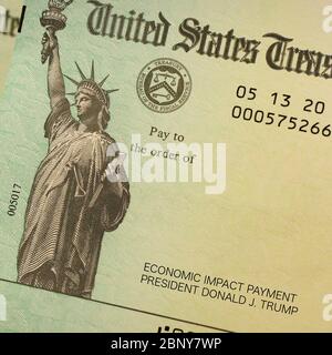 Un primo piano di un assegno del Tesoro degli Stati Uniti, il pagamento per l’impatto economico da parte del presidente Donald Trump, non è stato pagato a nessuno Foto Stock