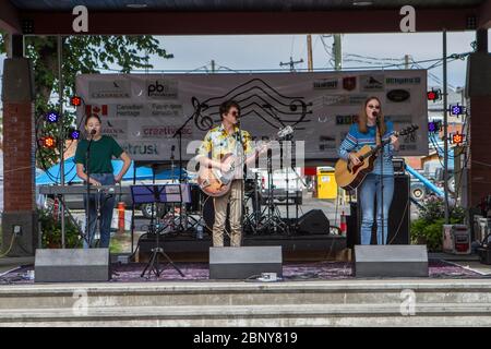 Gruppo familiare di due sorelle e un fratello, che si esibirà in concerto rock all'aperto. Foto Stock