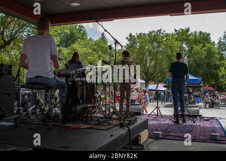 Gruppo familiare di due sorelle e un fratello, che si esibirà in concerto rock all'aperto. Foto Stock