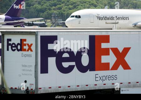 I rimorchi FedEx Express Truck sono visti di fronte a un aeromobile UPS Airlines United Parcel Service a Middletown, Pennsylvania, il 4 maggio 2020. Foto Stock